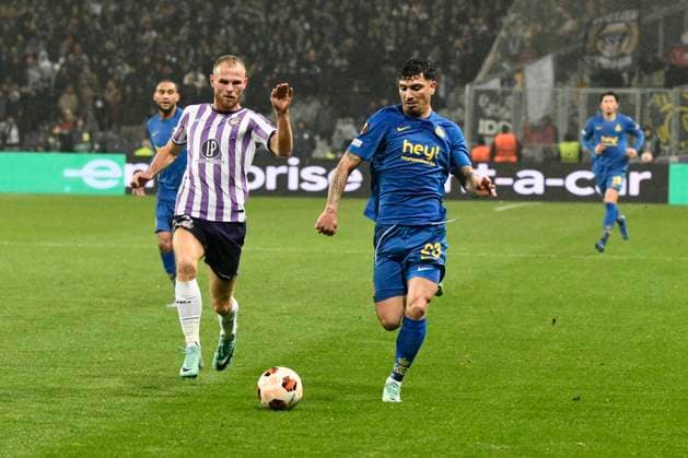 Mikkel DESLER PUGGAARD (TFC) et Cameron PUERTAS (USG) Match Toulouse Football Club vs. Union Saint-Gilloise de la phase de groupes de l™UEFA Europa League au Stadium de Toulouse, le 30 Novembre 2023. FOOTBALL : Toulouse Football Club vs. Union Saint Gilloise - Europa League ValentinaClaret Panoramic 