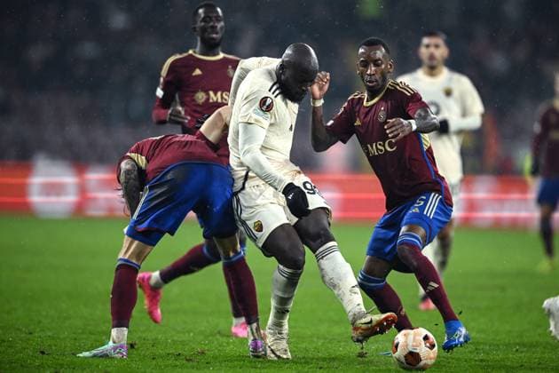 Cm Ginevra (Svizzera) 30 11 2023 - Europa League Servette-Roma foto Cristiano Mazzi Image nella foto: Romelu Lukaku-Gael Bella Ondoua 
