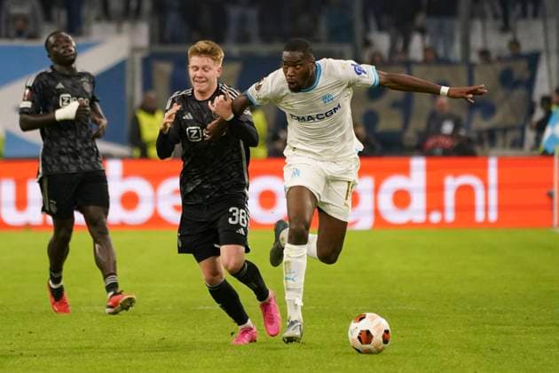 Geoffrey Kondogbia (Olympique de Marseille) - Kristian Hlynsson (Ajax) FOOTBALL : Olympique de Marseille vs Ajax d™Amsterdam - Europa League - Phase de groupe - Marseille - 30 11 2023 NorbertScanella Panoramic 