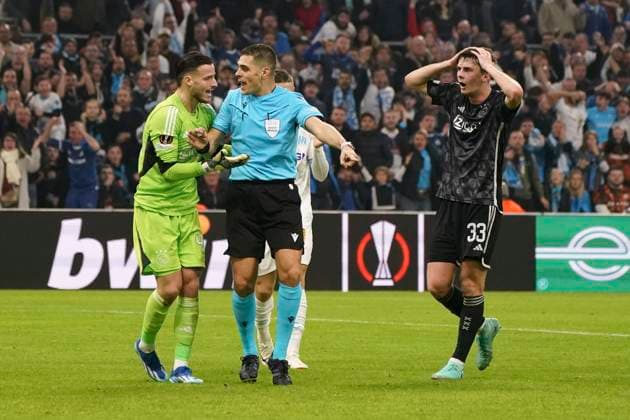 Simone Sozza (Arbitre) - Diant Ramaj (Ajax) FOOTBALL : Olympique de Marseille vs Ajax d™Amsterdam - Europa League - Phase de groupe - Marseille - 30 11 2023 NorbertScanella Panoramic 