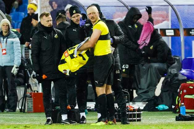 GÖTEBORG 20231130 Häckens Even Hovland is injured after a collision with Leverkusens Adam Hlozek during Thursdays Europa League group H football match between BK Häcken and Bayer Leverkusen from Germany at Gamla Ullevi GÖTEBORG SWEDEN x9200x  Copyright: xAdamxIhse TTx EUROPA LEAGUE HÄCKEN-LEVERKUSEN