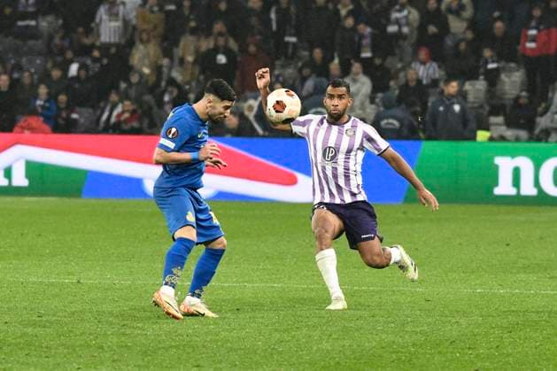 Mohammed AMOURA (USG) et Cristian Sleiker CASSERES YEPES JR. (TFC) Match Toulouse Football Club vs. Union Saint-Gilloise de la phase de groupes de l™UEFA Europa League au Stadium de Toulouse, le 30 Novembre 2023. FOOTBALL : Toulouse Football Club vs. Union Saint Gilloise - Europa League ValentinaClaret Panoramic 