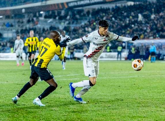 GÖTEBORG 20231130 Leverkusens Piero Hincapie and Häckens Edward Chilufya during Thursdays Europa League group H soccer match between BK Häcken and Bayer Leverkusen from Germany at Gamla Ullevi GÖTEBORG SWEDEN x9200x  Copyright: xAdamxIhse TTx EUROPA LEAGUE HÄCKEN-LEVERKUSEN