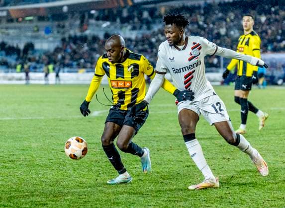 GÖTEBORG 20231130 Leverkusens Edmond Tapsoba and Häckens Edward Chilufya during Thursdays Europa League group H football match between BK Häcken and Bayer Leverkusen from Germany at Gamla Ullevi GÖTEBORG SVERIGE x9200x  Copyright: xAdamxIhse TTx EUROPA LEAGUE HÄCKEN-LEVERKUSEN