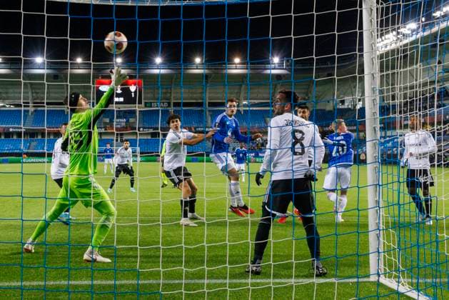 Europa League i fotball 2023: Molde - Qarabag (2-2) Molde 20231130. Moldes Kristian Eriksen (nr 2 fh) scorer 2-1 pa keeper Andrey Lunev under Europa League kampen i fotball mellom Molde og Qarabag pa Aker Stadion. Foto: Svein Ove Ekornesvag NTB Molde Norge EDITORIAL USE ONLY. RESTRICTED USE FOR BETTING COMPANIES Ref:_SPOQaNddY2TByY.jpg  Copyright: xSveinxOvexEkornesvagx xNTBx