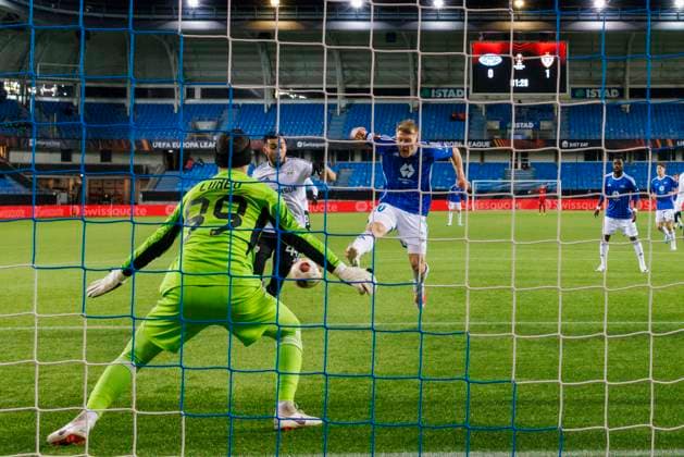 Europa League i fotball 2023: Molde - Qarabag (2-2) Molde 20231130. Moldes Kristian Eriksen (th) scorer 1-1 pa keeper Andrey Lunev under Europa League kampen i fotball mellom Molde og Qarabag pa Aker Stadion. Foto: Svein Ove Ekornesvag NTB Molde Norge EDITORIAL USE ONLY. RESTRICTED USE FOR BETTING COMPANIES Ref:_SPO7QA3zTbZkiU.jpg  Copyright: xSveinxOvexEkornesvagx xNTBx