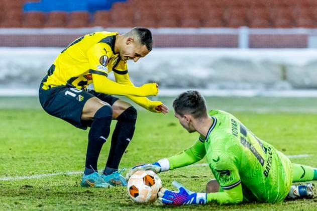Leverkusens goalkeeper Matej Kovár saves a shot from Häckens Ali Youssef during Thursday s Europa League Group H soccer match between BK Häcken and Bayer Leverkusen from Germany at Gamla Ullevi, Gothenburg on November 30, 2023 GÖTEBORG SVERIGE x9200x  Copyright: xAdamxIhse TTx EUROPA LEAGUE HÄCKEN-LEVERKUSEN