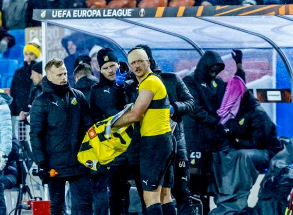 Häcken s Even Hovland after the collision with Leverkusen s Adam Hlozek during Thursday s soccer match in the Europa League Group H between BK Häcken and Bayer Leverkusen from Germany at Gamla Ullev, Gothenburg on November 30, 2023 GÖTEBORG SVERIGE x9200x  Copyright: xAdamxIhse TTx EUROPA LEAGUE HÄCKEN-LEVERKUSEN