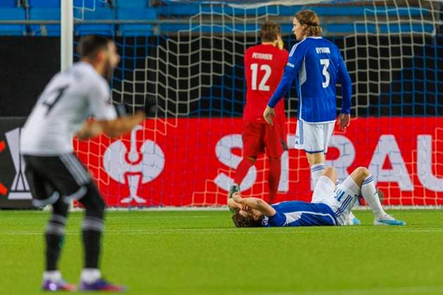Europa League i fotball 2023: Molde - Qarabag (2-2) Molde 20231130. Moldes Emil Breivik (liggende), Casper oyvann og keeper Oliver Petersen etterEuropa League kampen i fotball mellom Molde og Qarabag pa Aker Stadion. Foto: Svein Ove Ekornesvag NTB Molde Norge EDITORIAL USE ONLY. RESTRICTED USE FOR BETTING COMPANIES Ref:_SPOaV1aAiF0oH4.jpg  Copyright: xSveinxOvexEkornesvagx xNTBx