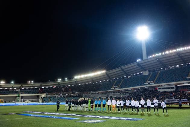231130 Players of of Bayer Leverkusen and of BK Häcken during line up ahead of the UEFA Europa League soccer match between BK Häcken and Bayer Leverkusen on November 30, 2023 in Gothenburg Photo Michael Erichsen BILDBYRAN COP 89 MI0578 bayer leverkusen bbeng bk häcken football fotball fotboll fotboll soccer uefa europa league  Copyright: MICHAELxERICHSEN BB231130MI099