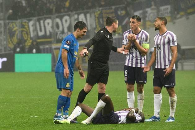 Matej JUG, arbitre principal et Vincent SIERRO, capitaine (TFC) Match Toulouse Football Club vs. Union Saint-Gilloise de la phase de groupes de l™UEFA Europa League au Stadium de Toulouse, le 30 Novembre 2023. FOOTBALL : Toulouse Football Club vs. Union Saint Gilloise - Europa League ValentinaClaret Panoramic 