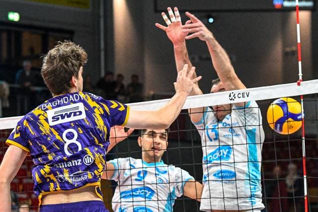 from left Robin Baghdady Powervolleys Düren, 8 during a smash, action, action, game scene, 30 11 2023, Düren Germany , Volleyball, CEV Cup, SWD Powervolleys Düren OK Strumica xmhx