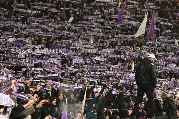 Supporters TFC a l™entree des joueurs Match Toulouse Football Club vs. Union Saint-Gilloise de la phase de groupes de l™UEFA Europa League au Stadium de Toulouse, le 30 Novembre 2023. FOOTBALL : Toulouse Football Club vs. Union Saint Gilloise - Europa League ValentinaClaret Panoramic 