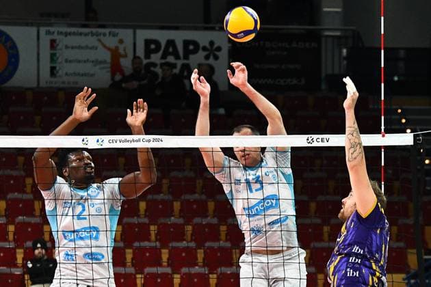 Sebastian Gevert Powervolleys Düren, 13 right, with a smash against the block of Ofoha OK Strumica, 12 and Vlado Milev OK Strumica, 13 , action, action, match scene, 30 11 2023, Düren Germany , Volleyball, CEV Cup, SWD Powervolleys Düren OK Strumica xmhx