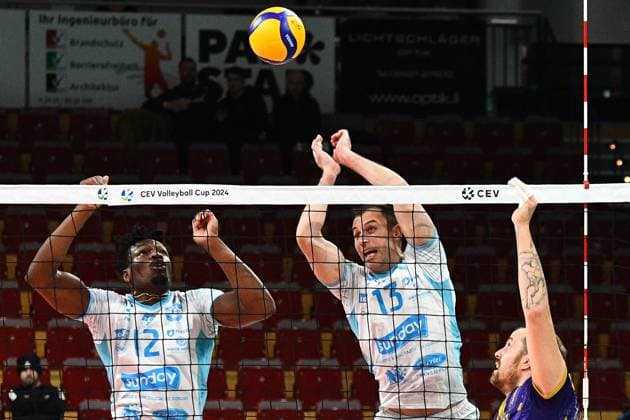 Sebastian Gevert Powervolleys Düren, 13 right, with a smash against the block of Ofoha OK Strumica, 12 and Vlado Milev OK Strumica, 13 , action, action, match scene, 30 11 2023, Düren Germany , Volleyball, CEV Cup, SWD Powervolleys Düren OK Strumica xmhx