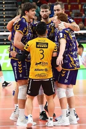 The players of the Powervolleys Düren form a circle, swear in with a team circle before the kick-off, circle, team circle, concentration, camaraderie, speech, motivation, 30 11 2023, Düren Germany , Volleyball, CEV Cup, SWD Powervolleys Düren OK Strumica xmhx
