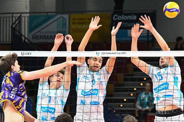 from left Robin Baghdady Powervolleys Düren, 8 with a smash against the block, action, action, game scene, 30 11 2023, Düren Germany , Volleyball, CEV Cup, SWD Powervolleys Düren OK Strumica xmhx