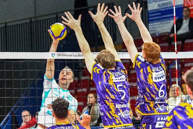 v li Vlado Milev OK Strumica, 13 with a smash against the block of Luuc from Ent Powervolleys Düren, 5 and Christopher Cj Gavlas, Powervolleys Düren, 6 , action, action, game scene, 30 11 2023, Düren Germany , Volleyball, CEV Cup, SWD Powervolleys Düren OK Strumica xmhx