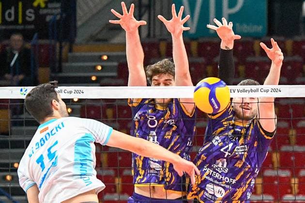 from left Dean Globocki OK Strumica, 15 smashes a ball against the block of Robin Baghdady Powervolleys Düren, 8 and Petr Spulak Powervolleys Düren, 4 , action, action, match scene, 30 11 2023, Düren Germany , Volleyball, CEV Cup, SWD Powervolleys Düren OK Strumica xmhx