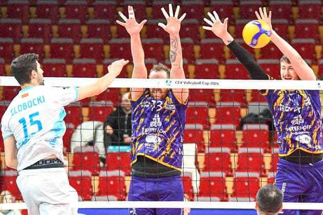 from left Dean Globocki OK Strumica, 15 smashes a ball against the block of Robin Baghdady Powervolleys Düren, 8 and Petr Spulak Powervolleys Düren, 4 , action, action, match scene, 30 11 2023, Düren Germany , Volleyball, CEV Cup, SWD Powervolleys Düren OK Strumica xmhx