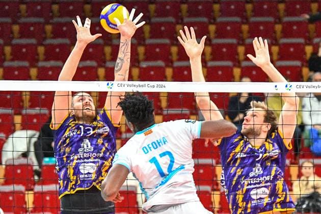 Ofoha OK Strumica, 12 plays the ball over the block, action, action, game scene, 30 11 2023, Düren Germany , Volleyball, CEV Cup, SWD Powervolleys Düren OK Strumica xmhx