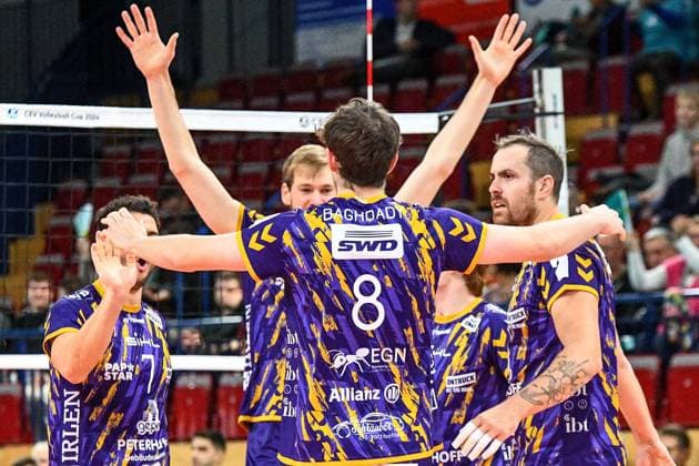 The Powervolleys Düren team celebrates a point, celebrate the point, celebration, action, action, 30 11 2023, Düren Germany, Volleyball, CEV Cup, SWD Powervolleys Düren OK Strumica xmhx