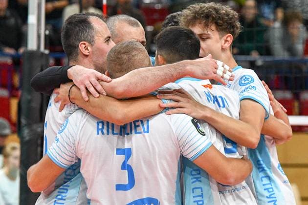 The players of OK Strumica celebrate a point win, Action, Action, Game scene, 30 11 2023, Düren Germany , Volleyball, CEV Cup, SWD Powervolleys Düren OK Strumica xmhx