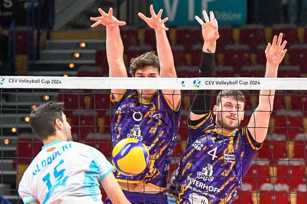 from left Dean Globocki OK Strumica, 15 smashes a ball against the block of Robin Baghdady Powervolleys Düren, 8 and Petr Spulak Powervolleys Düren, 4 , action, action, match scene, 30 11 2023, Düren Germany , Volleyball, CEV Cup, SWD Powervolleys Düren OK Strumica xmhx