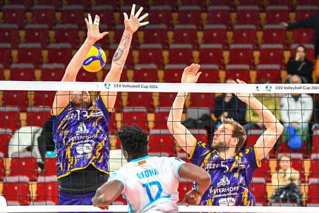 Ofoha OK Strumica, 12 plays the ball over the block, action, action, game scene, 30 11 2023, Düren Germany , Volleyball, CEV Cup, SWD Powervolleys Düren OK Strumica xmhx