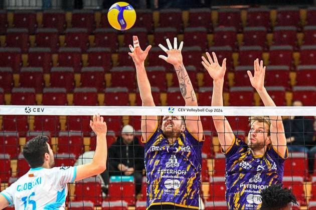 Dean Globocki OK Strumica, 15 plays the ball over the block, action, action, game scene, 30 11 2023, Düren Germany , Volleyball, CEV Cup, SWD Powervolleys Düren OK Strumica xmhx