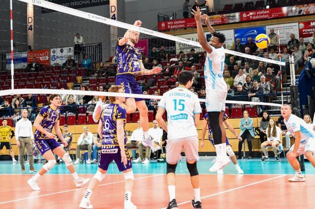 Luuc from Ent Powervolleys Düren, 5 3 v li , smashes the ball over the block of Ofoha OK Strumica, 12 , Action, Action, Game scene, 30 11 2023, Düren Germany , Volleyball, CEV Cup, SWD Powervolleys Düren OK Strumica xmhx