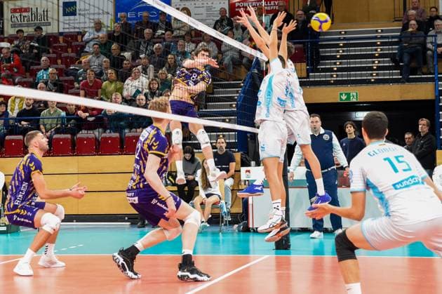 Luuc from Ent Powervolleys Düren, 5 3 v li , smashes the ball over the block of Ofoha OK Strumica, 12 , Action, Action, Game scene, 30 11 2023, Düren Germany , Volleyball, CEV Cup, SWD Powervolleys Düren OK Strumica xmhx