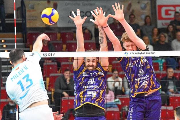 v li Vlado Milev OK Strumica, 13 smashes the ball against the block of Sebastian Gevert Powervolleys Düren, 13 and Siebe Korenblek Powervolleys Düren, 12 , Action, Action, Game scene, 30 11 2023, Düren Germany , Volleyball, CEV Cup, SWD Powervolleys Düren OK Strumica xmhx