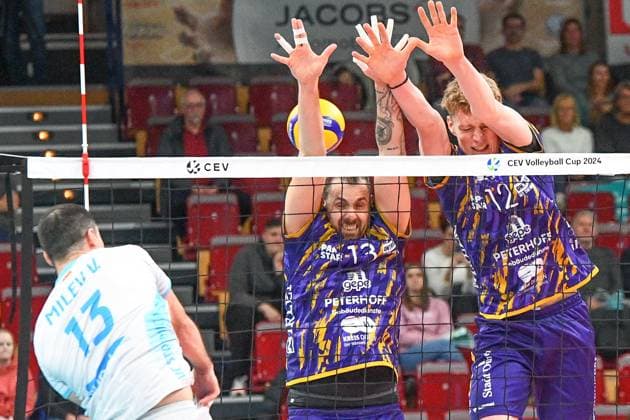 v li Vlado Milev OK Strumica, 13 smashes the ball against the block of Sebastian Gevert Powervolleys Düren, 13 and Siebe Korenblek Powervolleys Düren, 12 , Action, Action, Game scene, 30 11 2023, Düren Germany , Volleyball, CEV Cup, SWD Powervolleys Düren OK Strumica xmhx