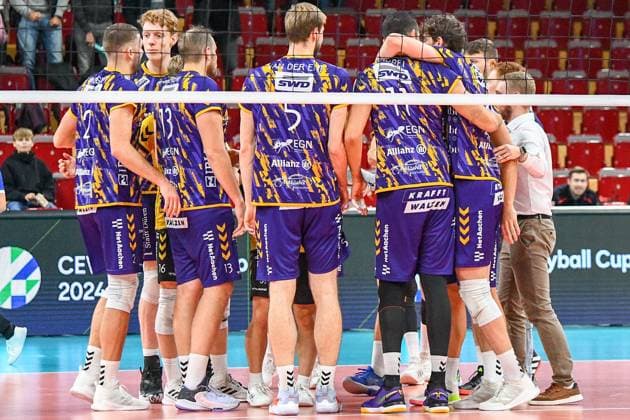 The Powervolleys Düren team, cheering after the final whistle, victory, winner, winners, cheering, cheering, joy, optimistic, action, action, 30 11 2023, Düren Germany , Volleyball, CEV Cup, SWD Powervolleys Düren OK Strumica xmhx