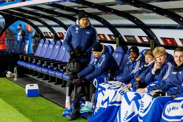Europa League i fotball 2023: Molde - Qarabag (2-2) Molde 20231130. Moldes Martin Bjornbak (tv) og Anders Hagelskjaer tar pa seg fotposer utenpa fotballskoene i kulden under Europa League kampen i fotball mellom Molde og Qarabag pa Aker Stadion. Foto: Svein Ove Ekornesvag NTB Molde Norge EDITORIAL USE ONLY. RESTRICTED USE FOR BETTING COMPANIES Ref:_SPOPSLW-Qz_wl0.jpg  Copyright: xSveinxOvexEkornesvagx xNTBx