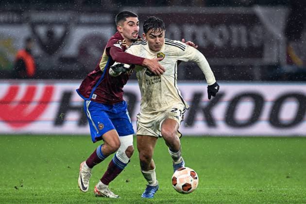 Geneve, Switzerland, 30.11.23: Paulo Dybala (21 Roma) and Alexis Antunes (10 Servette) during the Europa League group stage match between Servette FC and AS Roma at Stade de Geneve in Geneve, Switzerland Soccer (Cristiano Mazzi SPP) Copyright: xCristianoxMazzix xSPPx spp-en-CrMaSp-CM1_4115
