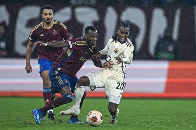 Geneve, Switzerland, 30.11.23: Gael Ondoua (5 Servette) and Renato Sanchez (20 Roma) during the Europa League group stage match between Servette FC and AS Roma at Stade de Geneve in Geneve, Switzerland Soccer (Cristiano Mazzi SPP) Copyright: xCristianoxMazzix xSPPx spp-en-CrMaSp-CM1_5148