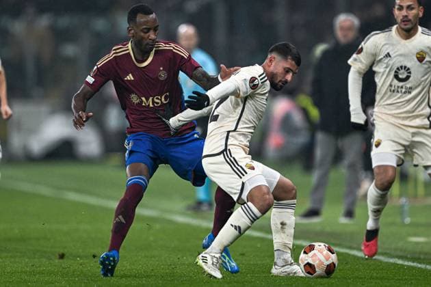 Geneve, Switzerland, 30.11.23: Gael Ondoua (5 Servette) and Houssem Aouar (22 Roma) during the Europa League group stage match between Servette FC and AS Roma at Stade de Geneve in Geneve, Switzerland Soccer (Cristiano Mazzi SPP) Copyright: xCristianoxMazzix xSPPx spp-en-CrMaSp-CM2_1259