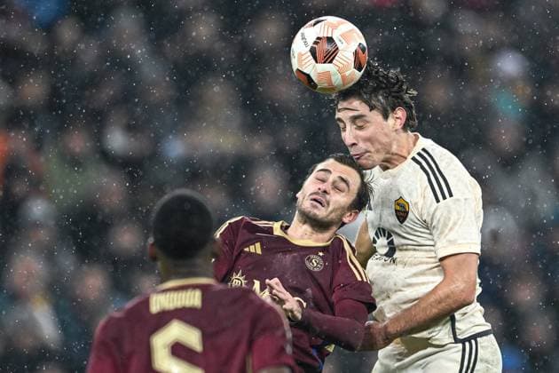 Geneve, Switzerland, 30.11.23: Edoardo Bove (52 Roma) and Timothe Cognat (8 Servette) during the Europa League group stage match between Servette FC and AS Roma at Stade de Geneve in Geneve, Switzerland Soccer (Cristiano Mazzi SPP) Copyright: xCristianoxMazzix xSPPx spp-en-CrMaSp-CM2_2514