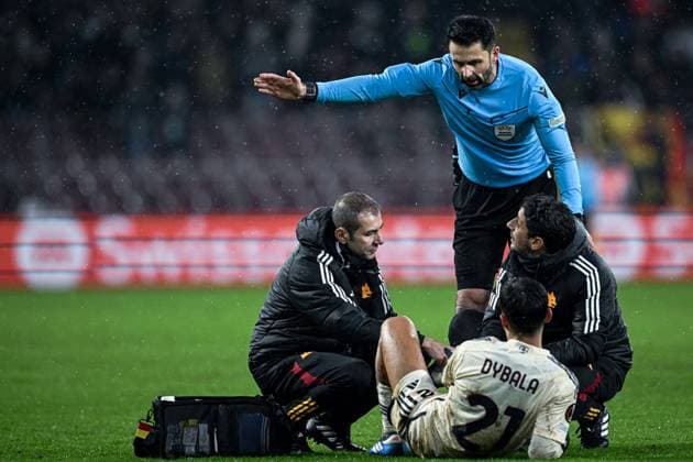 Geneve, Switzerland, 30.11.23: Referee Mr Daniel Stefanski and Paulo Dybala (21 Roma) during the Europa League group stage match between Servette FC and AS Roma at Stade de Geneve in Geneve, Switzerland Soccer (Cristiano Mazzi SPP) Copyright: xCristianoxMazzix xSPPx spp-en-CrMaSp-CM1_2894