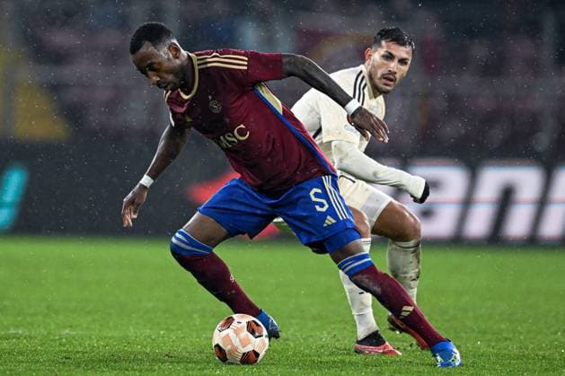 Geneve, Switzerland, 30.11.23: Gael Ondoua (5 Servette) and Leandro Paredes (16 Roma) during the Europa League group stage match between Servette FC and AS Roma at Stade de Geneve in Geneve, Switzerland Soccer (Cristiano Mazzi SPP) Copyright: xCristianoxMazzix xSPPx spp-en-CrMaSp-CM1_4287