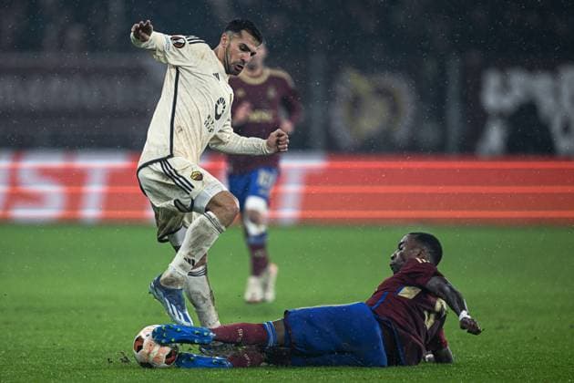 Geneve, Switzerland, 30.11.23: Houssem Aouar (22 Roma) and Gael Ondoua (5 Servette) during the Europa League group stage match between Servette FC and AS Roma at Stade de Geneve in Geneve, Switzerland Soccer (Cristiano Mazzi SPP) Copyright: xCristianoxMazzix xSPPx spp-en-CrMaSp-CM1_4892