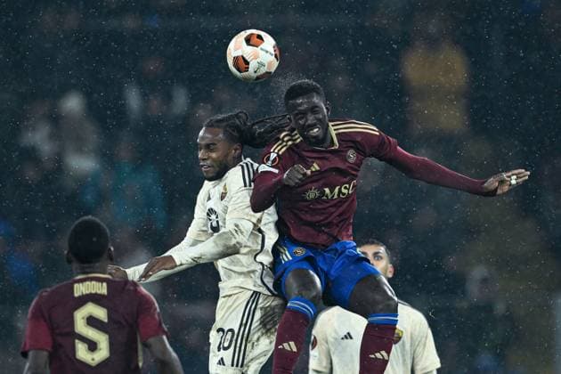 Geneve, Switzerland, 30.11.23: Renato Sanchez (20 Roma) and Samba Diba (30 Servette) during the Europa League group stage match between Servette FC and AS Roma at Stade de Geneve in Geneve, Switzerland Soccer (Cristiano Mazzi SPP) Copyright: xCristianoxMazzix xSPPx spp-en-CrMaSp-CM1_5383