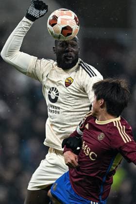 Geneve, Switzerland, 30.11.23: Romelu Lukaku (90 Roma) and Keigo Tsunemoto (3 Servette) during the Europa League group stage match between Servette FC and AS Roma at Stade de Geneve in Geneve, Switzerland Soccer (Cristiano Mazzi SPP) Copyright: xCristianoxMazzix xSPPx spp-en-CrMaSp-CM2_1485