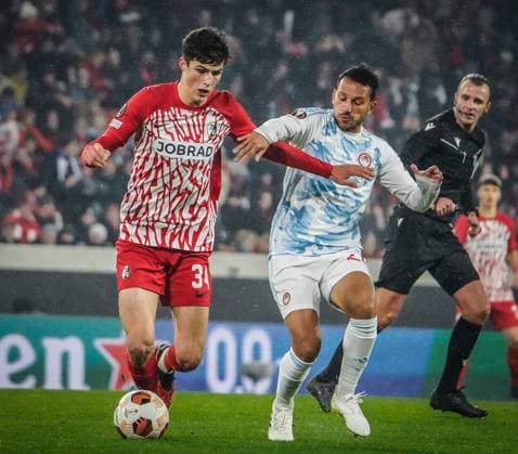 SC Freiburg Olympiacos FC Football UEFA Europa League 2023 2024, Matchday 5, SC Freiburg Olympiakos Piraeus, Europa Park Stadium, Freiburg Freiburgs Merlin Röhl and Piraeus Joao Carvalho in a duel Behind them referee Irfan Peljto