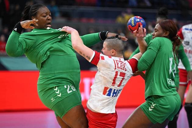 GÖTEBORG 20231201 Senegals Laura Kamdop 28 , Croatias Katarina Jezic 17 and Senegals Fanta Keita 14 during Fridays opening round match of the Handball World Cup, Group A, between Croatia and Senegal at Scandinavium GÖTEBORG Sweden x9200x  Copyright: xBjörnxLarssonxRosvall TTx HANDBOLLS-VM 2023 CROATIA-SENEGAL