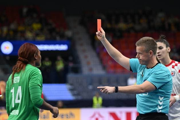 GOTHENBURG 20231201 Senegal s Fanta Keita 14 receives a red card during fridays match in the opening round of the Handball World Cup, Group A, between Croatia and Senegal in Scandinavium, Gothenburg, Sweden December 1, 2023 GÖTEBORG Sweden x9200x  Copyright: xBjörnxLarssonxRosvall TTx HANDBALL WORLD CUP 2023 CROATIA-SENEGAL