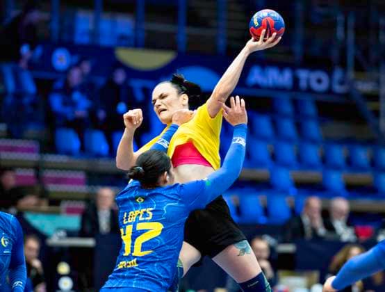 Jennifer Rosa Lopes from Brazil stops Kristina Radayeva from Kazakhstan during the IHF World Womens Handball Championship match between Kazakhstan and Brazil in the preliminary Group G in Arena Nord in Frederikshavn, Denmark on Friday , December 1, 2023 , Frederikshavn Jylland Denmark  Copyright: HenningxBagger HenningxBaggerx COP14744 spdk20231201-184354-L