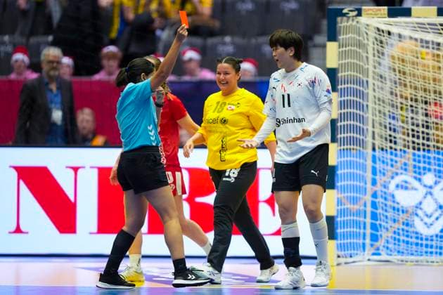 Women s Handball World Cup Norway 2023: South Korea - Greenland Stavanger 20231201. South Korea s Eun Hee Ryu (R) gets a red card for hitting Greenland s goalkeeper Aviaaja Heilmann in the face on a penalty with the ball in the World Cup group stage match between South Korea and Greenland in the DNB Arena. Photo: Beate Oma Dahle NTB Stavanger Norway EDITORIAL USE ONLY. RESTRICTED USE FOR BETTING COMPANIES Ref:_SPOAHM6SegcIbw.jpg  Copyright: xBeatexOmaxDahlex xNTBx